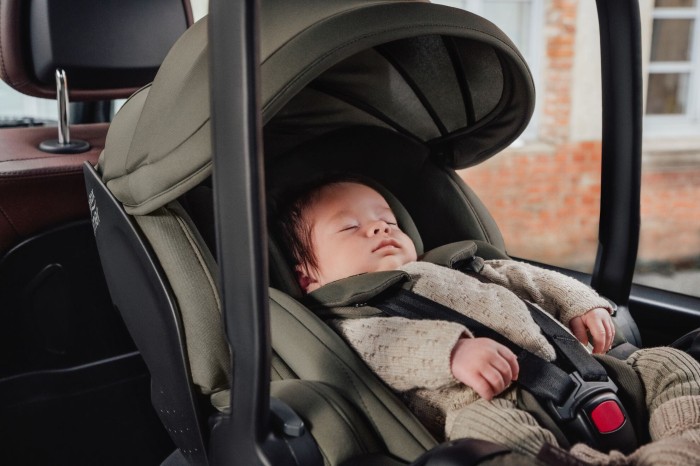 Web version-LIFESTYLE_CS_LUX_COLLECTION_BABY-SAFE_PRO_URBAN_OLIVE_InCar_2_2024_300dpi.jpg