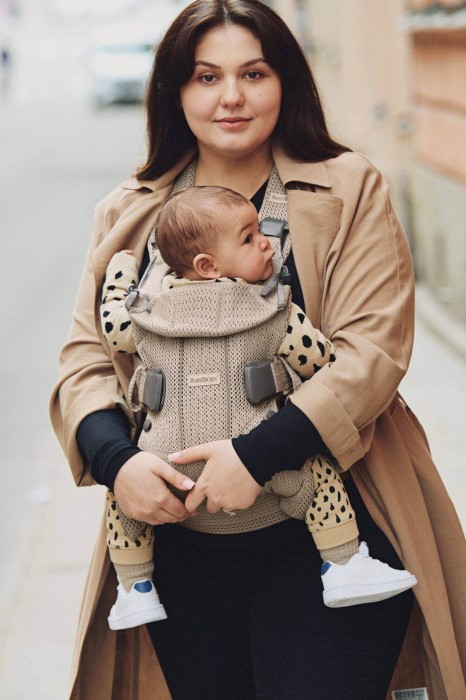 pol_pl_BABYBJORN-ONE-AIR-3D-MESH-nosidelko-Szary-Bez-10024_1.jpg