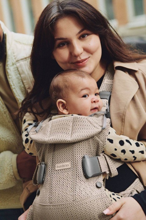 pol_pl_BABYBJORN-ONE-AIR-3D-MESH-nosidelko-Szary-Bez-10024_6.jpg