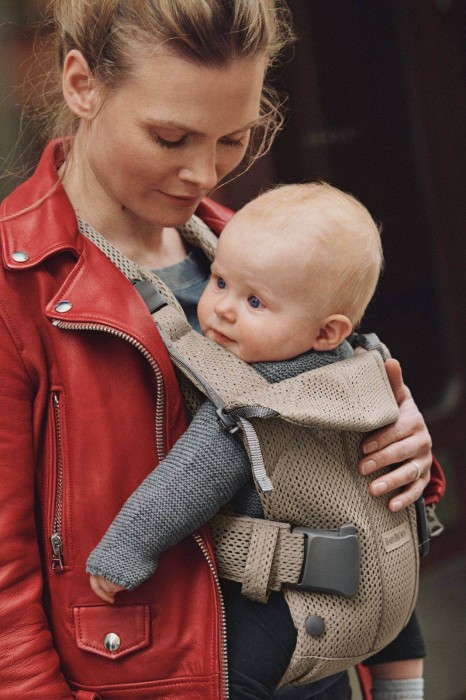 pol_pl_BABYBJORN-ONE-AIR-3D-MESH-nosidelko-Szary-Bez-10024_8.jpg