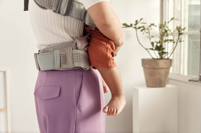 pol_pl_BABYBJORN-ONE-AIR-3D-MESH-nosidelko-Szary-Bez-10024_20.jpg