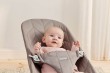 pol_pl_BabyBjorn-lezaczek-BLISS-Woven-Sand-Grey-rama-Light-Grey-Petal-Quilt-32968_8.jpg