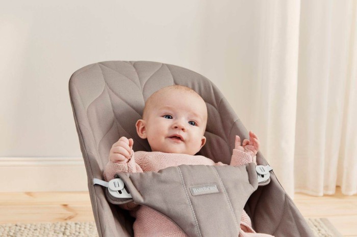 pol_pl_BabyBjorn-lezaczek-BLISS-Woven-Sand-Grey-rama-Light-Grey-Petal-Quilt-32968_8.jpg