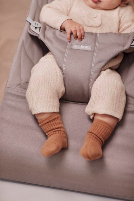 pol_pl_BabyBjorn-lezaczek-BLISS-Woven-Sand-Grey-rama-Light-Grey-Petal-Quilt-32968_18.jpg