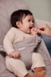 pol_pl_BabyBjorn-lezaczek-BLISS-Woven-Sand-Grey-rama-Light-Grey-Petal-Quilt-32968_19.jpg