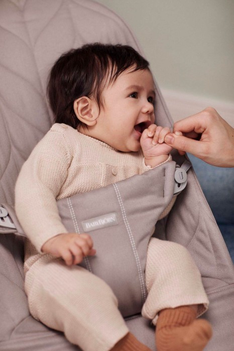 pol_pl_BabyBjorn-lezaczek-BLISS-Woven-Sand-Grey-rama-Light-Grey-Petal-Quilt-32968_19.jpg