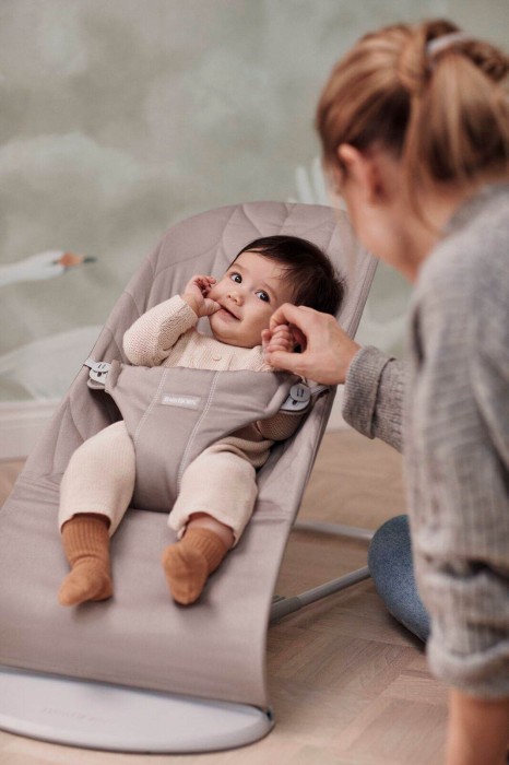 pol_pl_BabyBjorn-lezaczek-BLISS-Woven-Sand-Grey-rama-Light-Grey-Petal-Quilt-32968_21.jpg