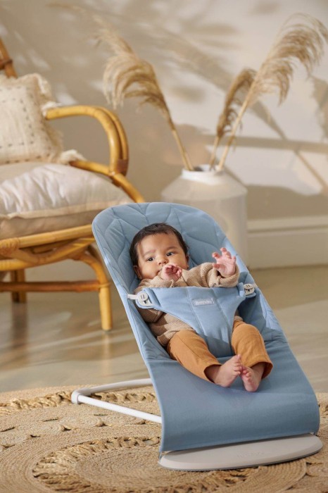 pol_pl_BABYBJORN-lezaczek-BLISS-Woven-Petal-Quilt-Niebieski-34008_3.jpg