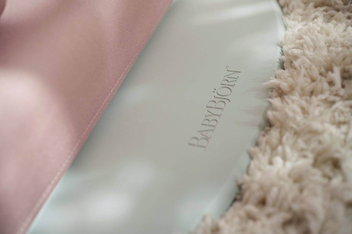 pol_pl_BABYBJORN-lezaczek-BLISS-Woven-Petal-Quilt-Zgaszony-roz-33747_5.jpg