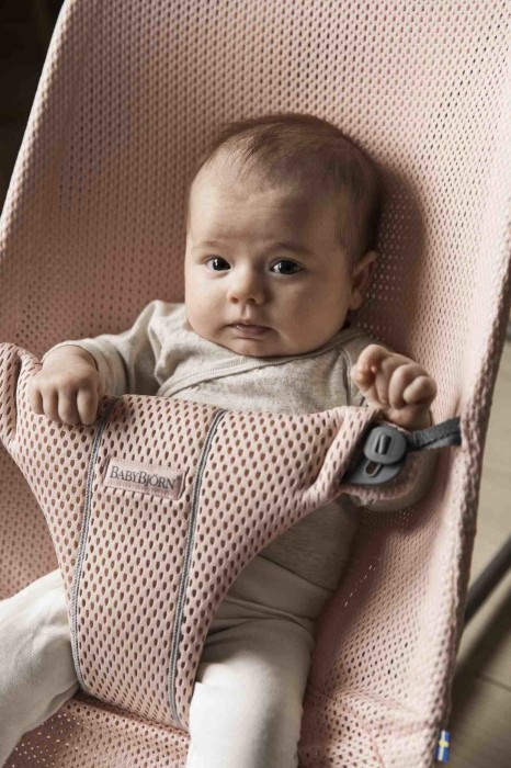 pol_pl_BABYBJORN-lezaczek-BLISS-MESH-Perlowy-Rozowy-6367_3.jpg