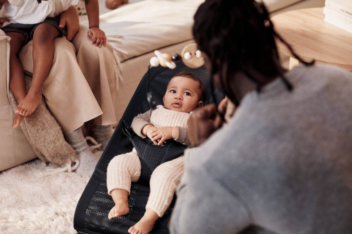 pol_pl_BABYBJORN-lezaczek-BLISS-MESH-Czarny-16938_3.jpg
