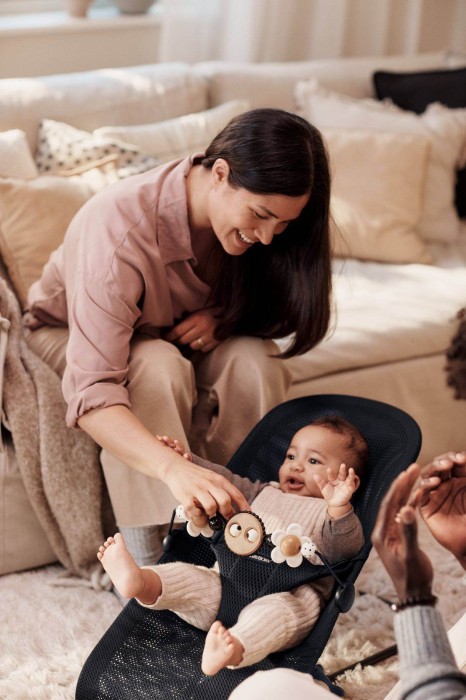 pol_pl_BABYBJORN-lezaczek-BLISS-MESH-Czarny-16938_6.jpg