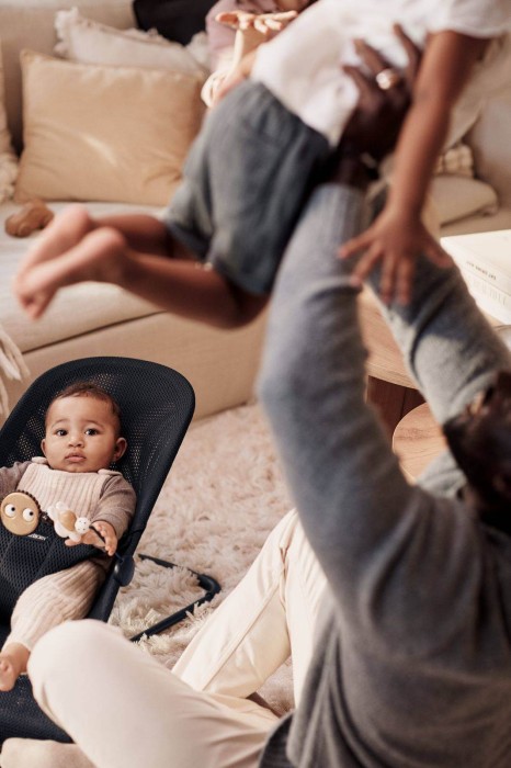 pol_pl_BABYBJORN-lezaczek-BLISS-MESH-Czarny-16938_9.jpg