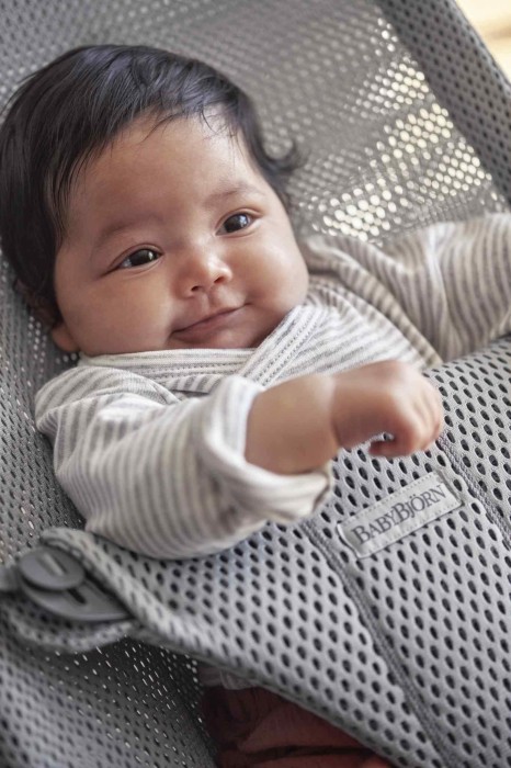 pol_pl_BABYBJORN-lezaczek-BLISS-MESH-Szary-7822_4.jpg