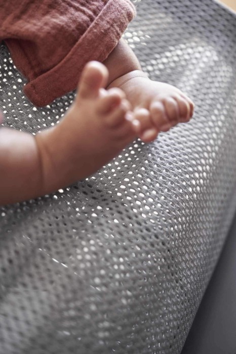 pol_pl_BABYBJORN-lezaczek-BLISS-MESH-Szary-7822_5.jpg