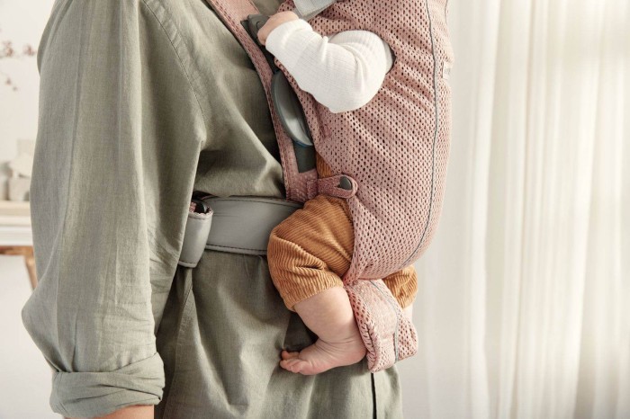 pol_pl_BABYBJORN-MINI-3D-Mesh-nosidelko-Zgaszony-Roz-10019_6.jpg