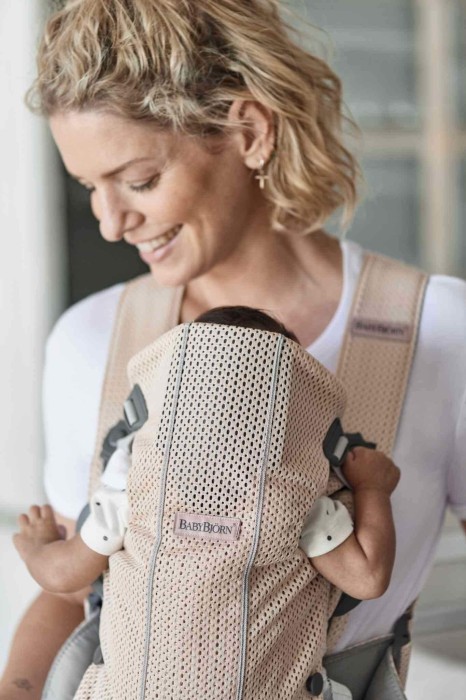 pol_pl_BABYBJORN-MINI-3D-Mesh-nosidelko-Perlowy-Rozowy-6369_1.jpg