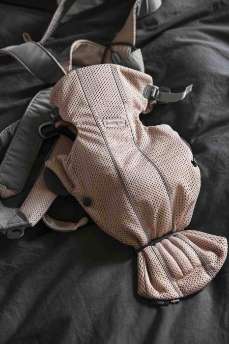pol_pl_BABYBJORN-MINI-3D-Mesh-nosidelko-Perlowy-Rozowy-6369_3.jpg