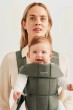 pol_pl_BABYBJORN-MINI-Woven-nosidelko-Ciemnozielone-32900_4.jpg