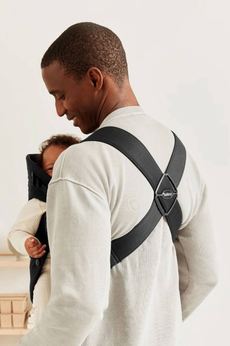 pol_pl_BABYBJORN-MINI-Woven-nosidelko-Czarny-34004_18.jpg