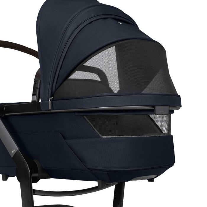 Joolz_Day5_Cot_Detail_Ventilation_Navy_Blue.jpg