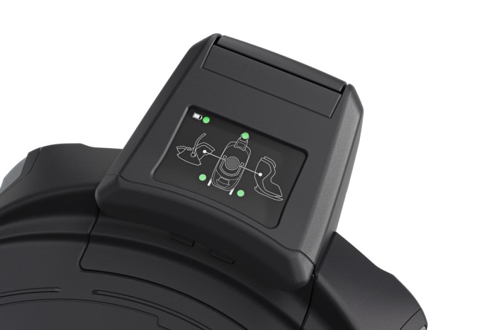 Elektroniczny wskaźnik bazy ISOFIX Thule Alfi z systemem SenseAffirm i zielonymi kontrolkami poprawnego montażu.
