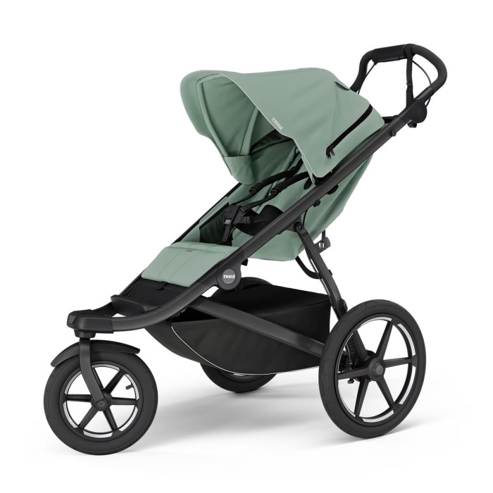 Thule Urban Glide 3 Mist Green – sportowy wózek dziecięcy z budką przeciwsłoneczną i pojemnym koszem na zakupy.