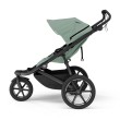 Wózek biegowy Thule Urban Glide 3 w kolorze Mist Green, widok boczny na lekkiej ramie z dużymi kołami.