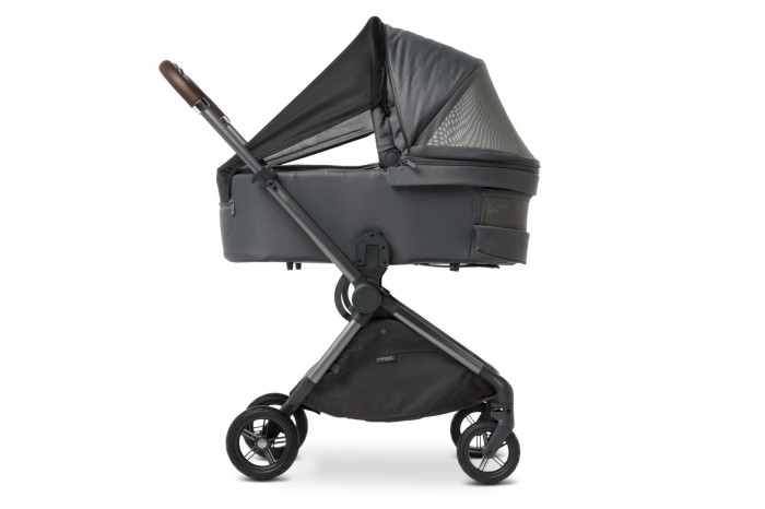 Mast mx6 wózek wielofunkcyjny stelaż z gondolą z blendą przeciwsłoneczną i otwartymi panelami wentylacyjnymi ustawiony bokiem