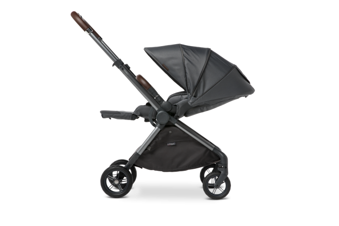 Mast mx6 wózek spacerowy z siedziskiem zamontowany m przodem do rodzica w pozycji spoczynkowej z rozłożonym podnóżkiem ustawiony bokiem