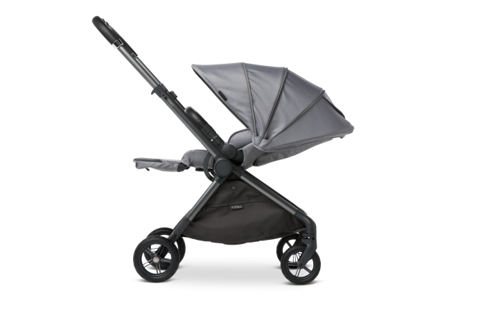 Mast mx6 wózek spacerowy z siedziskiem zamontowany m przodem do rodzica w pozycji spoczynkowej z rozłożonym podnóżkiem ustawiony bokiem kolor Koala