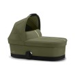 Gondola Cybex w kolorze zielonym moss green, widok z boku pod kątem, częściowo złożona budka