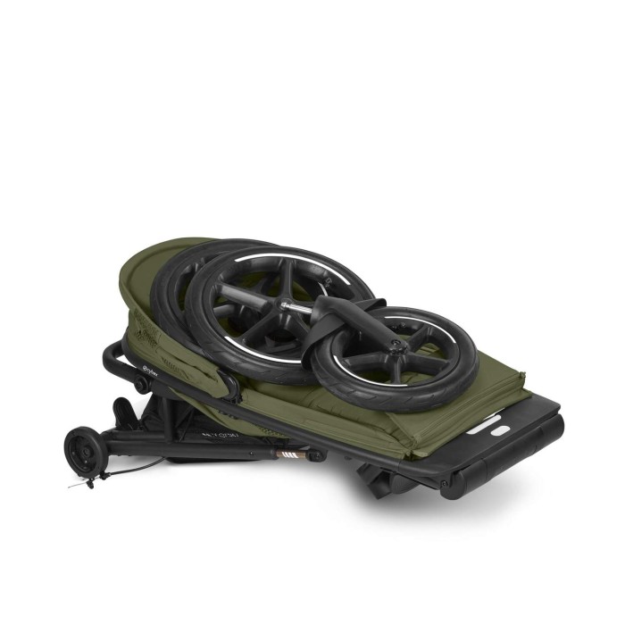 Złożony wózek biegowy Cybex Avi Spin w kolorze zielonym moss green z kołami ułożonymi na siedzisku