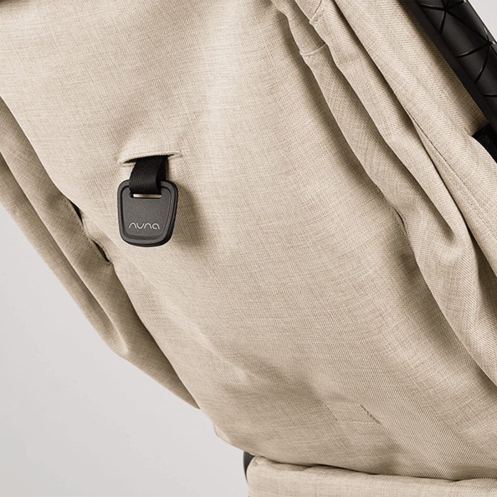 nuna trvl kolekcja bmw widok z tyłu na przycisk do regulacji siedziska