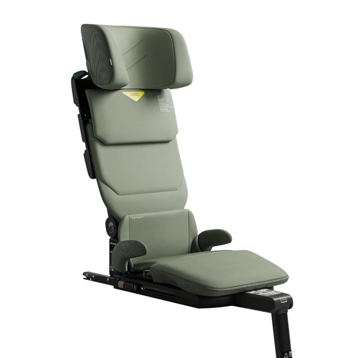 Boczny widok fotela Axkid Up w kolorze Nordic Bloom Green. Prezentuje fotelik z wysuniętym zagłówkiem i złożoną bazą, gotowy do montażu za pomocą 3-punktowego pasa bezpieczeństwa.