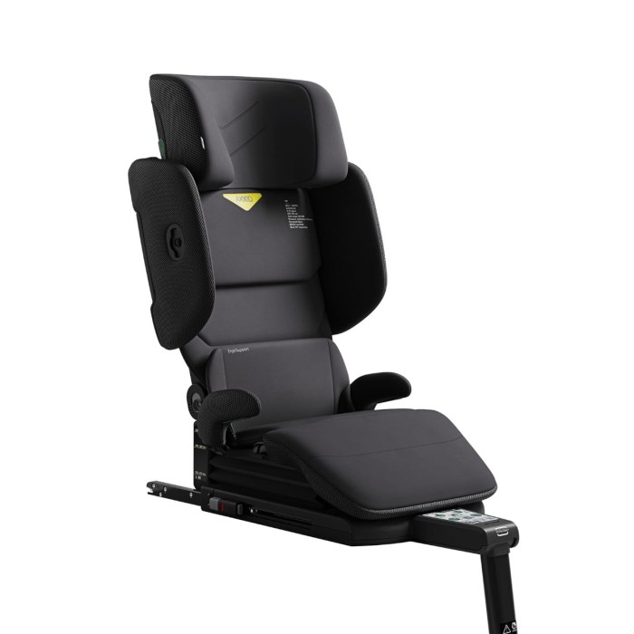 Boczny widok fotelika Axkid Up w kolorze Arctic Mist Grey. Zdjęcie podkreśla regulowaną konstrukcję, która zapewnia idealne dopasowanie do rosnącego dziecka, zwiększając komfort i bezpieczeństwo.