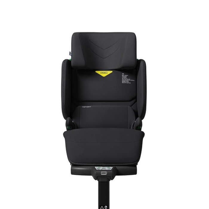 Fotel samochodowy Axkid Up w kolorze Coastal Storm Black, widok z przodu. Zdjęcie prezentuje logo marki i intuicyjny system prowadzenia pasa, co zwiększa bezpieczeństwo montażu.