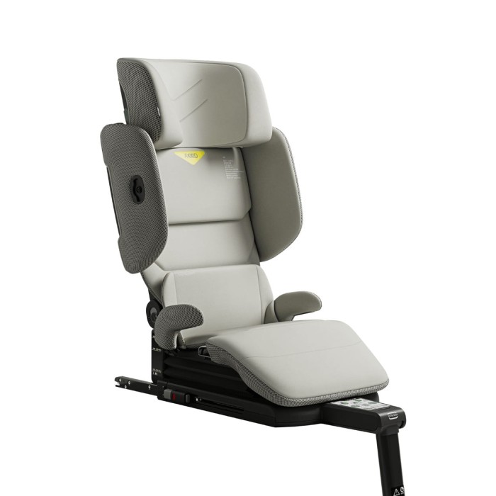 Boczny widok fotelika Axkid Up w delikatnym kolorze Beachgrass Beige. Zdjęcie podkreśla regulowaną konstrukcję, która zapewnia idealne dopasowanie do rosnącego dziecka, zwiększając komfort i bezpieczeństwo.