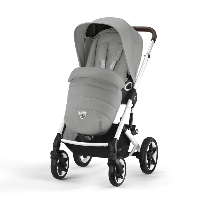 Cybex Talos S Lux Stone Grey z dopasowanym kolorystycznie ocieplaczem na nóżki, przygotowany do jazdy w chłodniejsze dni.