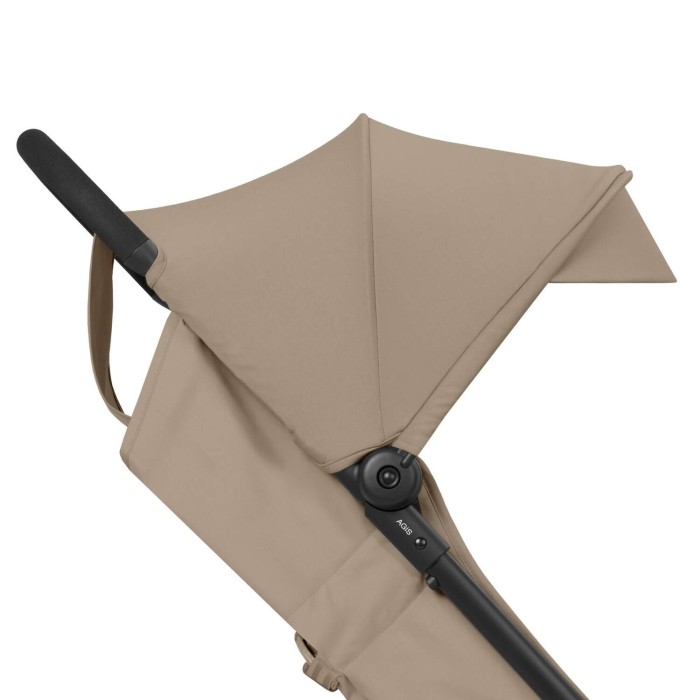 Zbliżenie na rozszerzaną budkę przeciwsłoneczną wózka Cybex Agis, chroniącą dziecko przed słońcem i wiatrem.