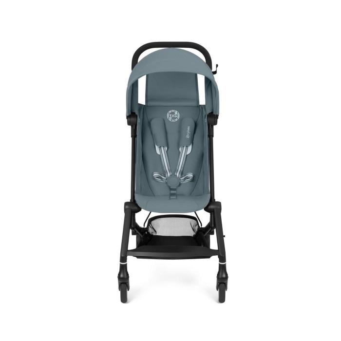 Frontowy widok wózka spacerowego Cybex Agis w kolorze turkusowo-niebieskim, z pięciopunktowymi pasami bezpieczeństwa i koszem na zakupy.