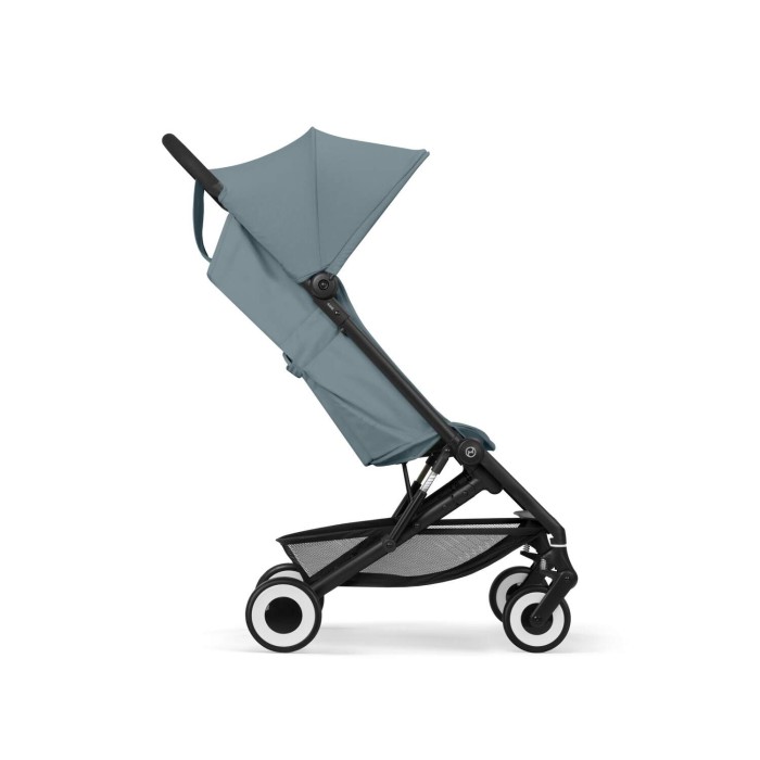 Profil wózka spacerowego Cybex Agis w kolorze turkusowo-niebieskim w pozycji siedzącej, z amortyzowanymi kołami i pojemnym koszem.