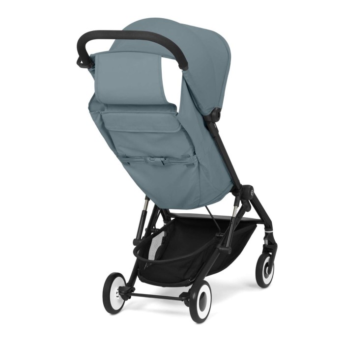 Tył wózka spacerowego Cybex Agis w kolorze turkusowo-niebieskim z praktyczną kieszenią i dostępem do kosza zakupowego.