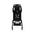 Frontowy widok wózka spacerowego Cybex Agis w kolorze Magic Black, z pięciopunktowymi pasami bezpieczeństwa i koszem na zakupy.