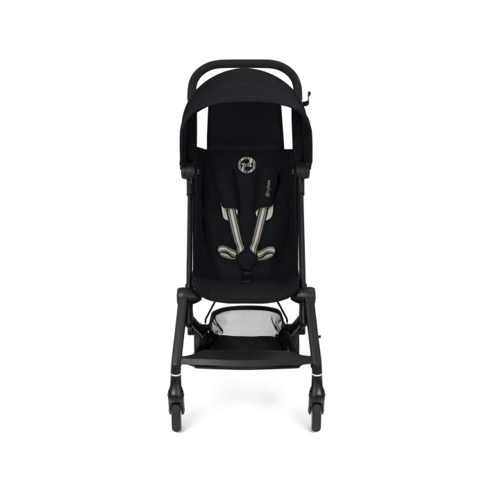 Frontowy widok wózka spacerowego Cybex Agis w kolorze Magic Black, z pięciopunktowymi pasami bezpieczeństwa i koszem na zakupy.