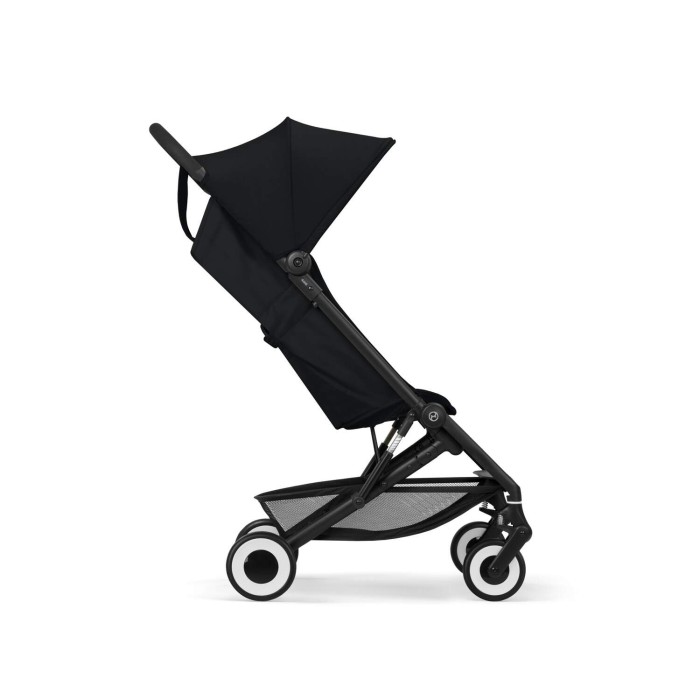 Profil wózka spacerowego Cybex Agis w kolorze Magic Black w pozycji siedzącej, z amortyzowanymi kołami i pojemnym koszem.