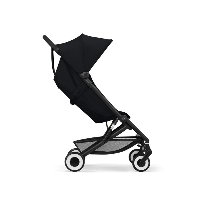 Boczny widok wózka Cybex Agis w kolorze Magic Black w pozycji odchylonego oparcia, zapewniającej wygodną drzemkę dziecka.