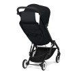 Tylny widok wózka spacerowego Cybex Agis w kolorze Magic Black z praktyczną kieszenią i łatwym dostępem do kosza.