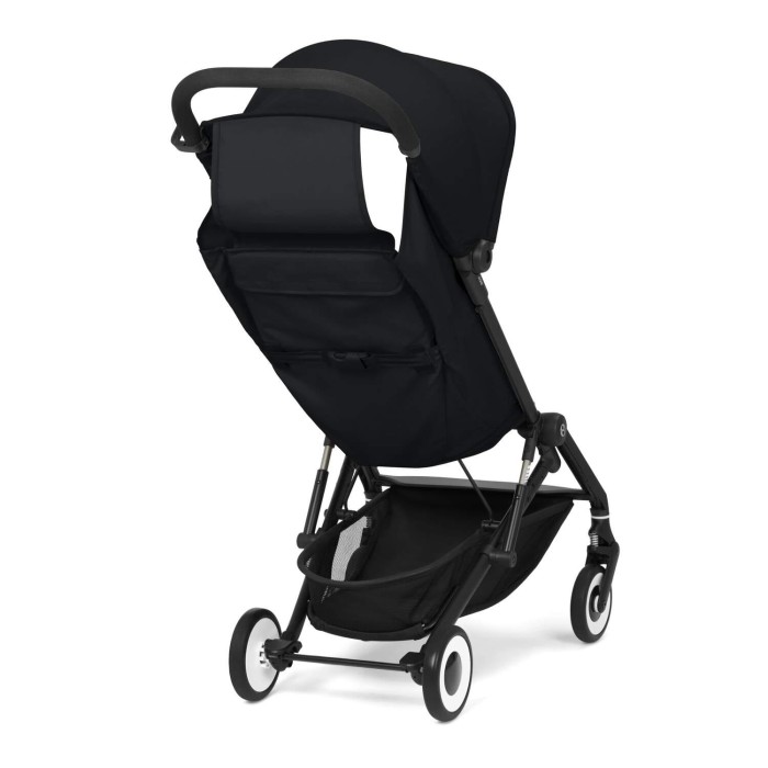 Tylny widok wózka spacerowego Cybex Agis w kolorze Magic Black z praktyczną kieszenią i łatwym dostępem do kosza.