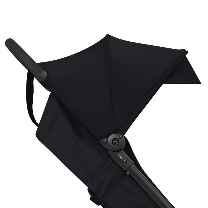 Zbliżenie na budkę przeciwsłoneczną wózka Cybex Agis w kolorze Magic Black, oferującą ochronę przed promieniowaniem UV.